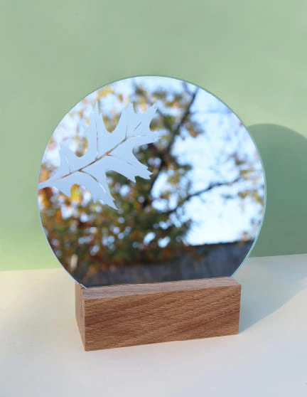 miroir rond gravé feuille arbre base chêne elementti